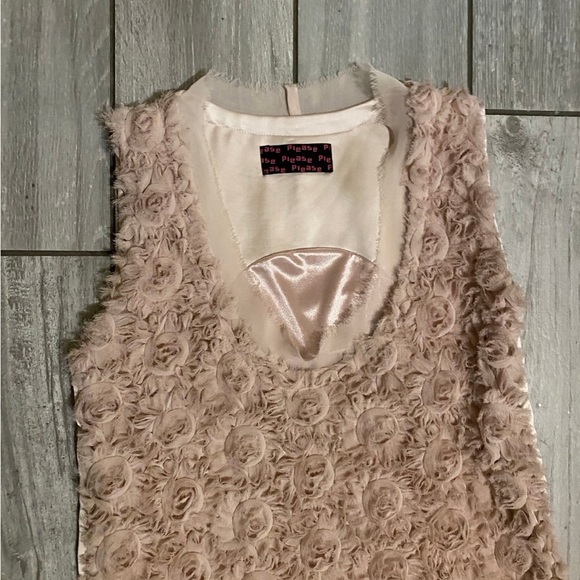 Elegant Rose Patterned Tan Blouse - Picture 7 of 7